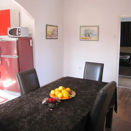 Poppy Apartment