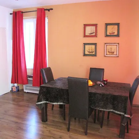 Poppy Apartment *