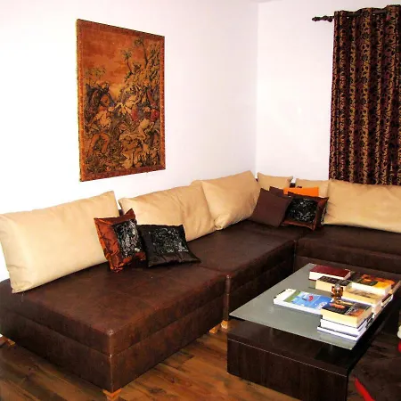 Poppy Apartment Split