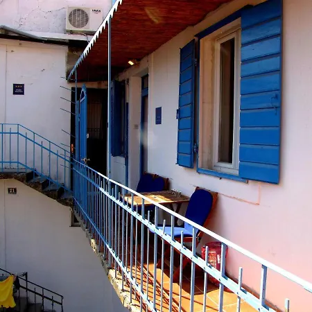 Poppy Apartment Split