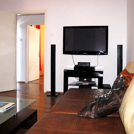 Poppy Apartment *